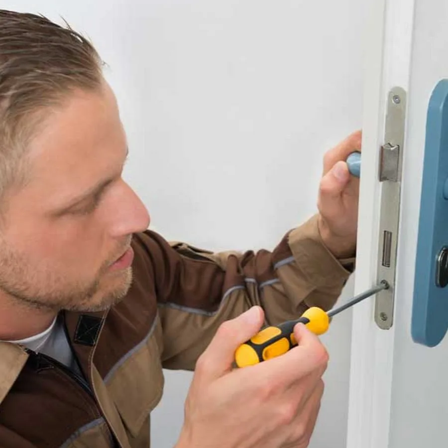 Montage neuer Schließsysteme und elektronischer Schlösser